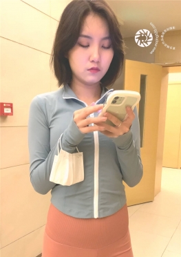 64568魔镜街拍第一站红色紧身短裤热裤长腿女孩视频