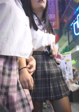 69336一起逛街的两位jk短裙黑丝长腿小姐姐视频