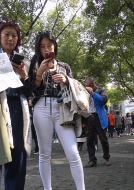 75024-75026逛街的白色紧身裤美女视频
