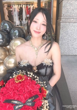 71380拿着花朵的丰满漂亮的小姐姐视频