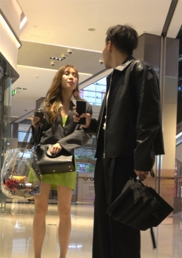 74866-74869逛街的绿色短裙大白腿长腿美女视频