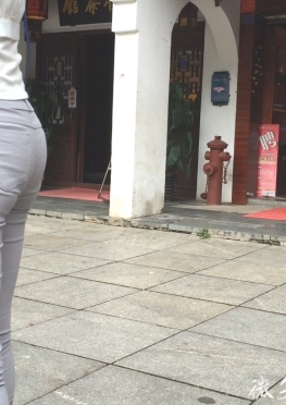 61201-61202逛街的紧身裤美女视频