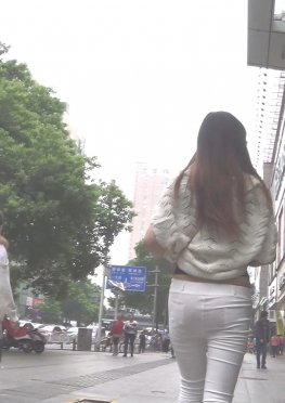 63225魔镜街拍美术馆白色紧身裤长腿女孩视频
