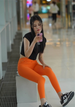 73741-73742喝东西逛街的紧身裤瑜伽裤大长腿翘Tun美女视频