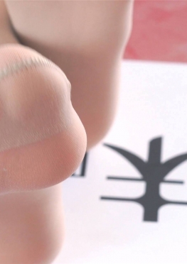 69345学校楼道里偶遇棉袜长腿女同学视频