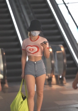 63578魔镜街拍美术馆紧身牛仔热裤长腿女孩视频