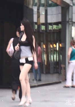 63282-63283公交车上的超短紧身热裤短裤大白腿女孩视频