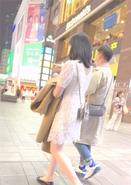 68509逛超市的短裙长腿女孩子戴口罩坐车视频