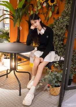 Z愉X-013鹿鹿【110P+2V】白色短裙大白腿美女同--套图视频