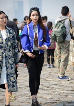 带帽子的小妹