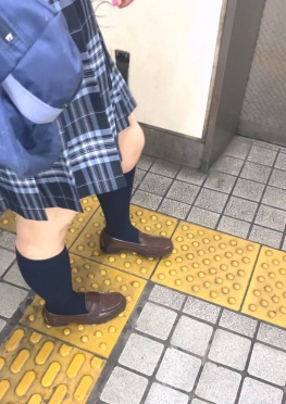 68250乘坐地铁偶遇jk短裙长腿小姐姐视频