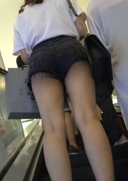 61466逛街的牛仔热裤翘臀大长腿美女视频