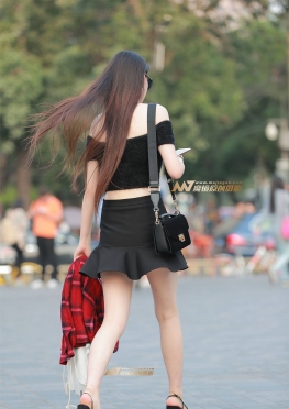 摘下墨镜后的惊艳短裙美女