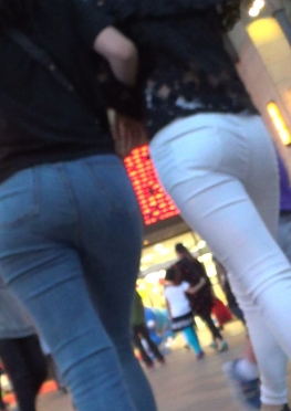 59724逛街的白色紧身裤翘臀美女和牛仔裤美臀女孩视频