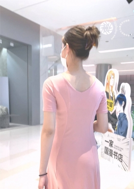 67911街拍爱逛街的开叉长裙小姐姐长腿女孩视频