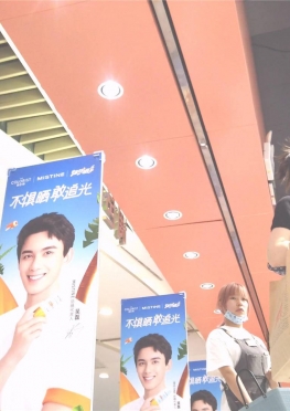 68854逛商场买东西的jk短裙小姐姐女孩子视频