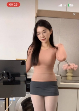 75601浴衣机前的短裙眼镜小姐姐视频