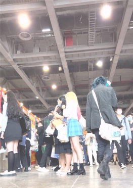 68797魔镜街拍第一站逛漫展的jk短裙长腿女孩子视频
