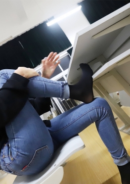 2018-DXG-048【76P+1V】教室里脱鞋子的黑袜长腿女同--套图视频