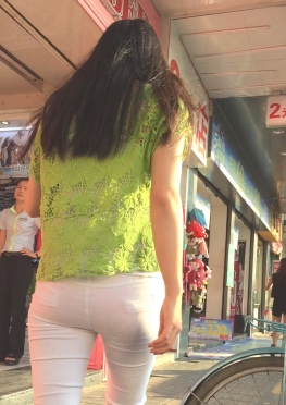 61213逛街的白色紧身裤美女视频