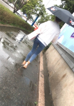 57765-57766魔镜街拍第一站紧身牛仔裤长腿美女视频