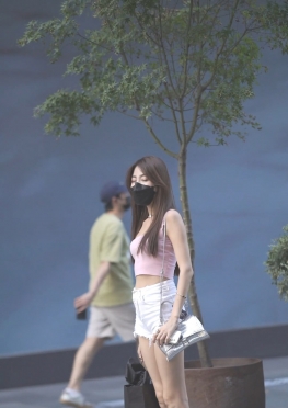 62683-62684逛街的白色热裤长腿女孩视频