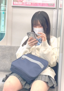 68350不安分的jk短裙女同学乘坐地铁傻乎乎的视频