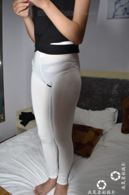 C352【57P】站着玩手机的白色紧身裤美女套图