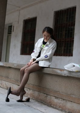 DXG-Z2-2-003【472P+1V】--校里的黑丝足大长腿女同--套图视频