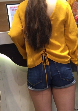 71968逛商场的蓝色紧身牛仔热裤短裤长腿美女视频