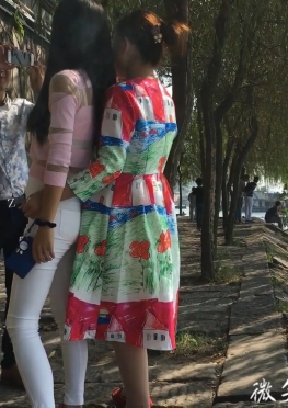 59206湖边停留的白色紧身裤翘臀美女视频