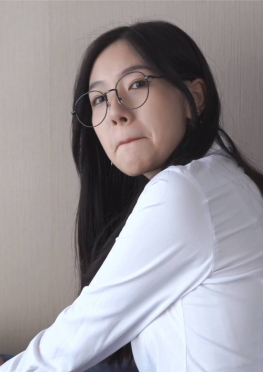 69339戴眼镜的短裙黑丝大长腿女孩视频