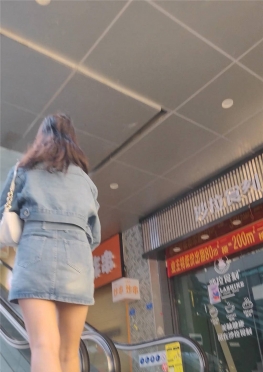 68153一个人逛街的牛仔短裙长腿小姐姐视频