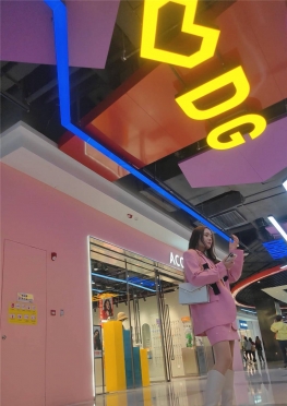 68143逛商场的粉色短裙白丝大长腿女孩视频