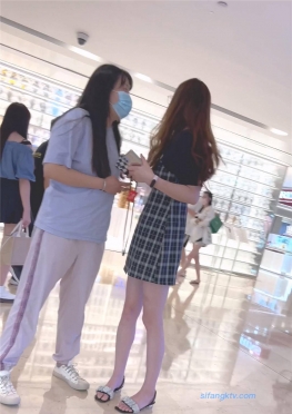 68715戴着口罩逛街的的短裙大长腿女孩子视频