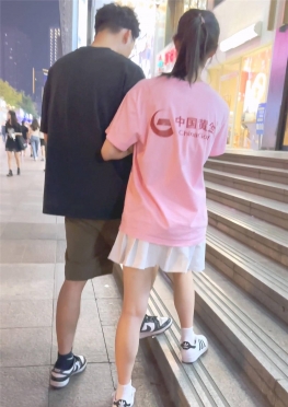 67396逛街的短裙长腿女孩视频