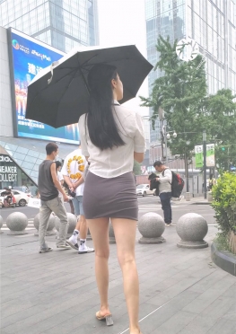 68451-68452一个人逛街的超短包裙大长腿小姐姐视频