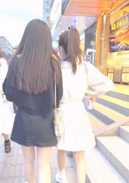 68476陪着闺蜜逛街的短裙小姐姐小姐姐视频