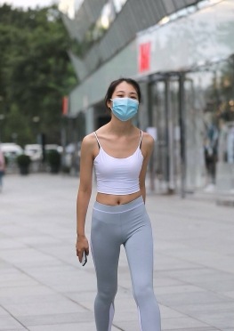 75435逛街的灰色紧身瑜伽裤长腿美女视频