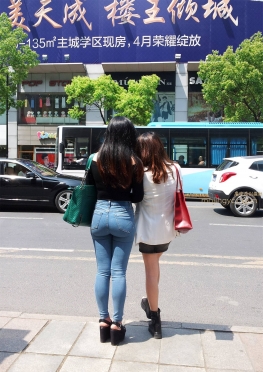 手机拍摄高腰蓝臀妹子