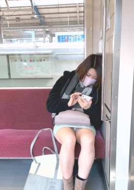 68220地铁上坐在对面的短裙长腿小姐姐视频