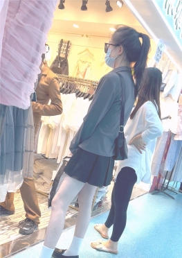 68470坐在店门口穿袜子的短裙大长腿白腿小姐姐视频