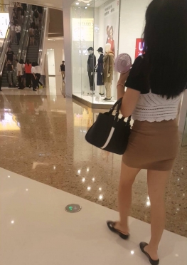 68098在商场闲逛的牛仔短裙大长腿女孩视频