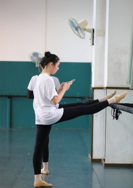 2018-DXG-050【213P+5V】两位舞蹈生长腿女同--套图视频