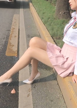 69679-69680瞒着男朋友出来拍照的jk短裙肉丝足长腿女大学生...