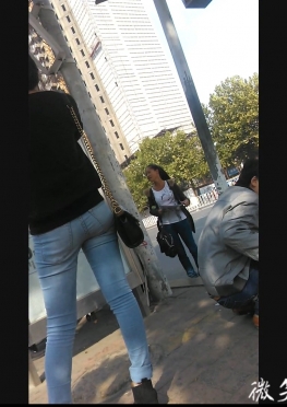 59709-59710紧身牛仔裤翘臀长腿美女视频