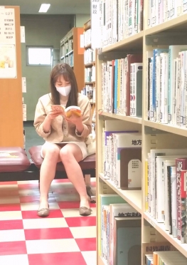 68289书店蹲着看书的短裙小姐姐乘坐地铁回家的小姐姐视频