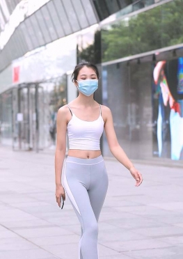 75430带着口罩逛街的瑜伽裤紧身裤美女视频