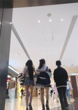 68147和闺蜜逛超市的牛仔超短裙大长腿小姐姐视频