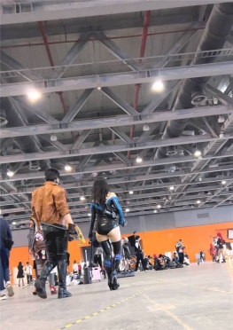 68684漫展现场的cosplay紧身皮短裤长腿白腿小姐姐视频